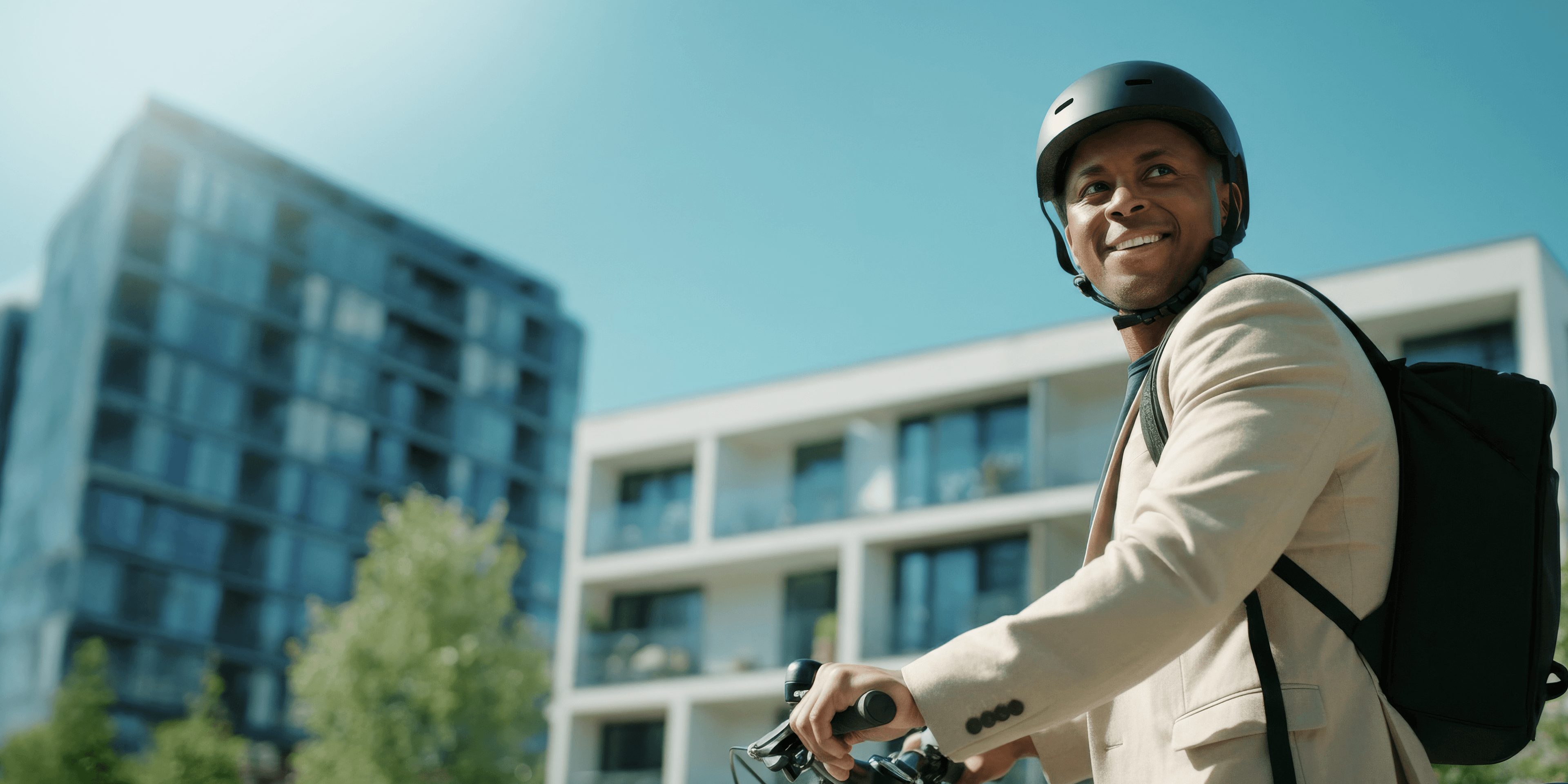 Mitarbeiter, die in der FREENOW-App nach Fahrrädern suchen und mit ihrem Mobilitätsbudget bezahlen