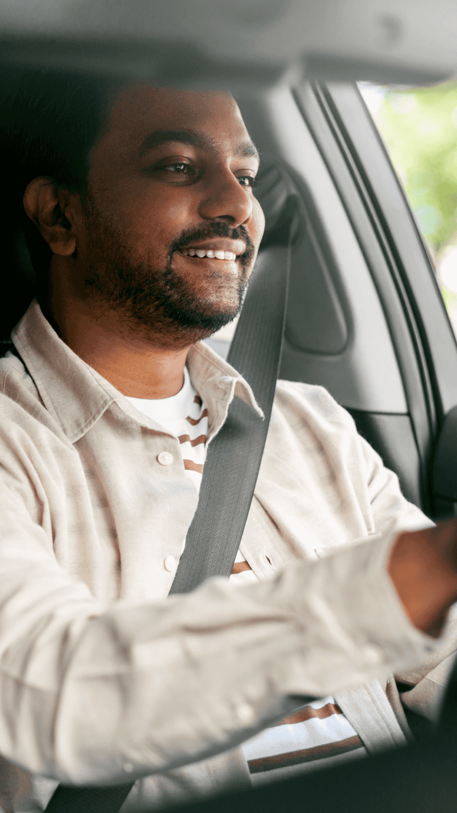 Un chauffeur regarde une passagère monter en voiture