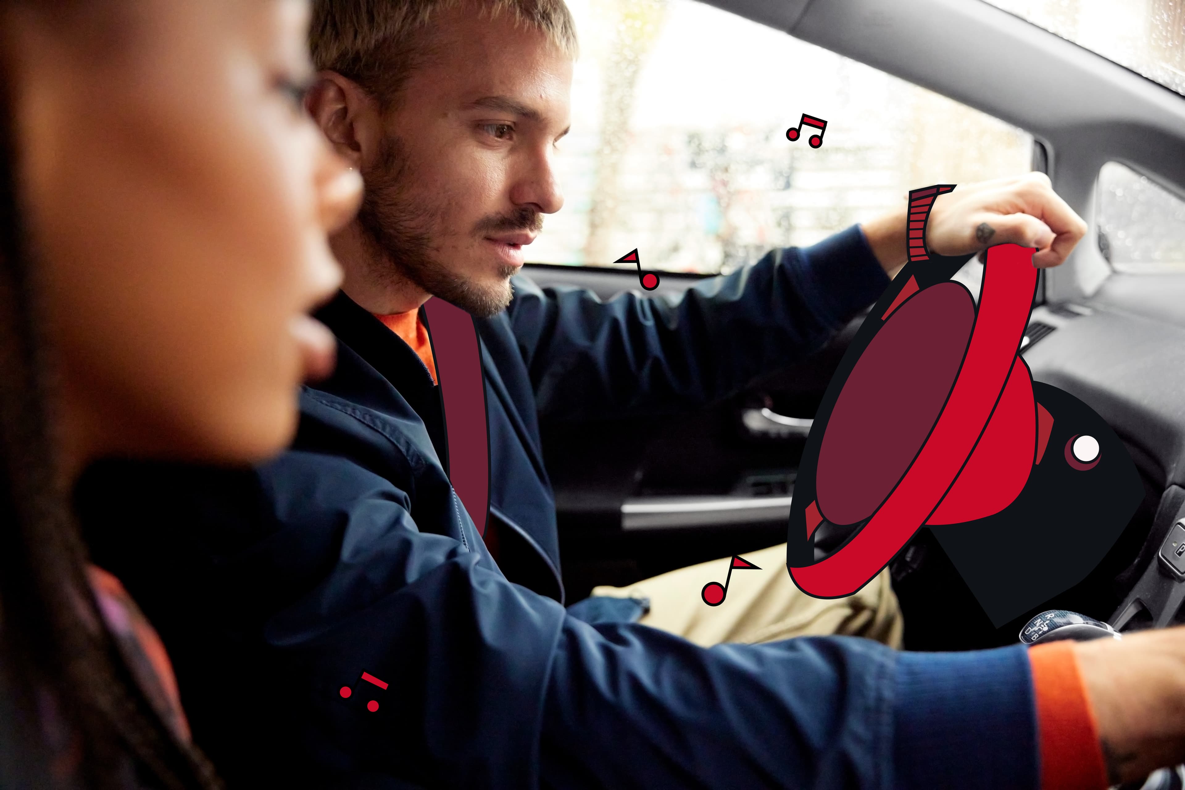 Mitarbeiter und ihre Freunde genießen ihre Autovermietung mit den Mobilitätsvorteilskarten von FREENOW